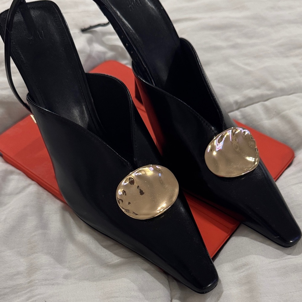 Elegant Black H&M Women's Shoes with Gold Accent
